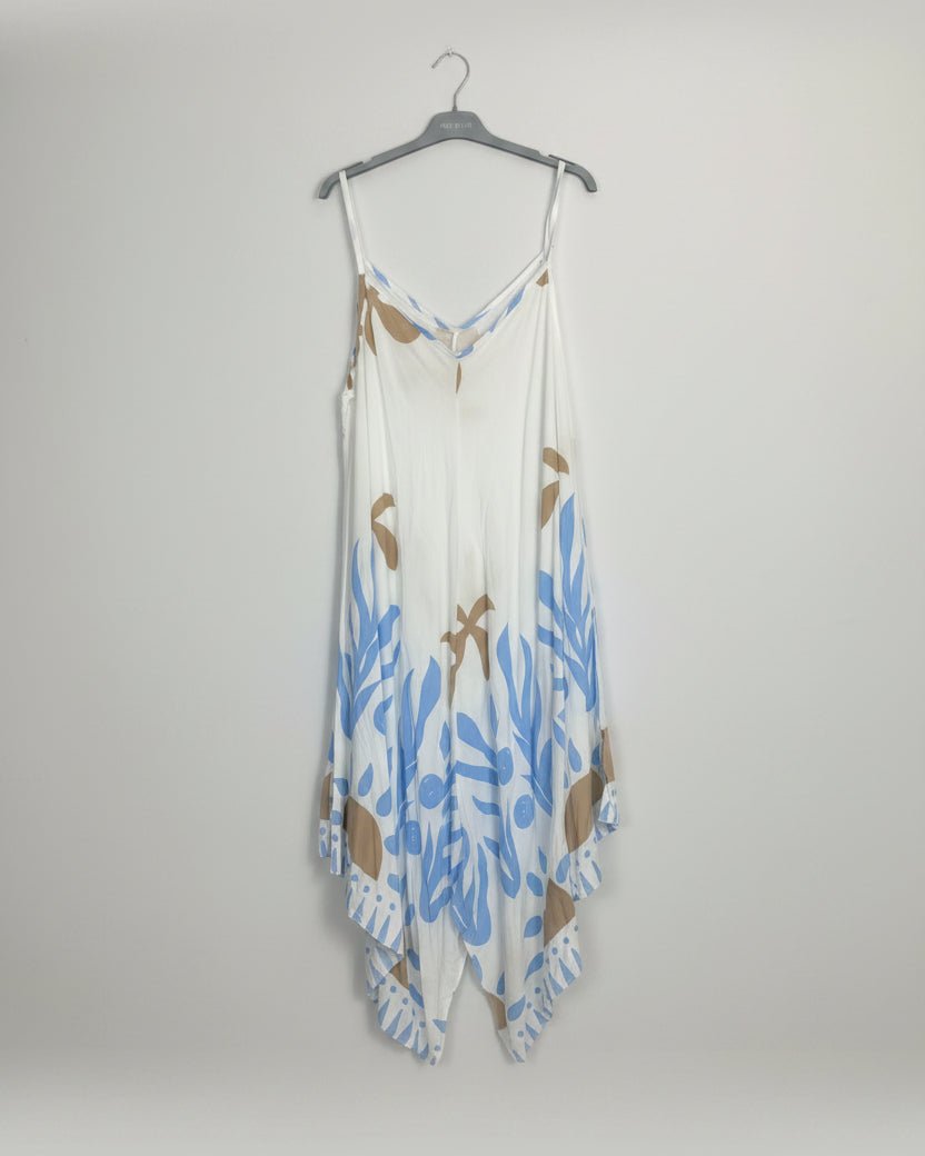 Robe mouchoir bohème imprimé végétal bleu ciel et camel sur cintre fond gris – Made in Italy – Mam's Ailes