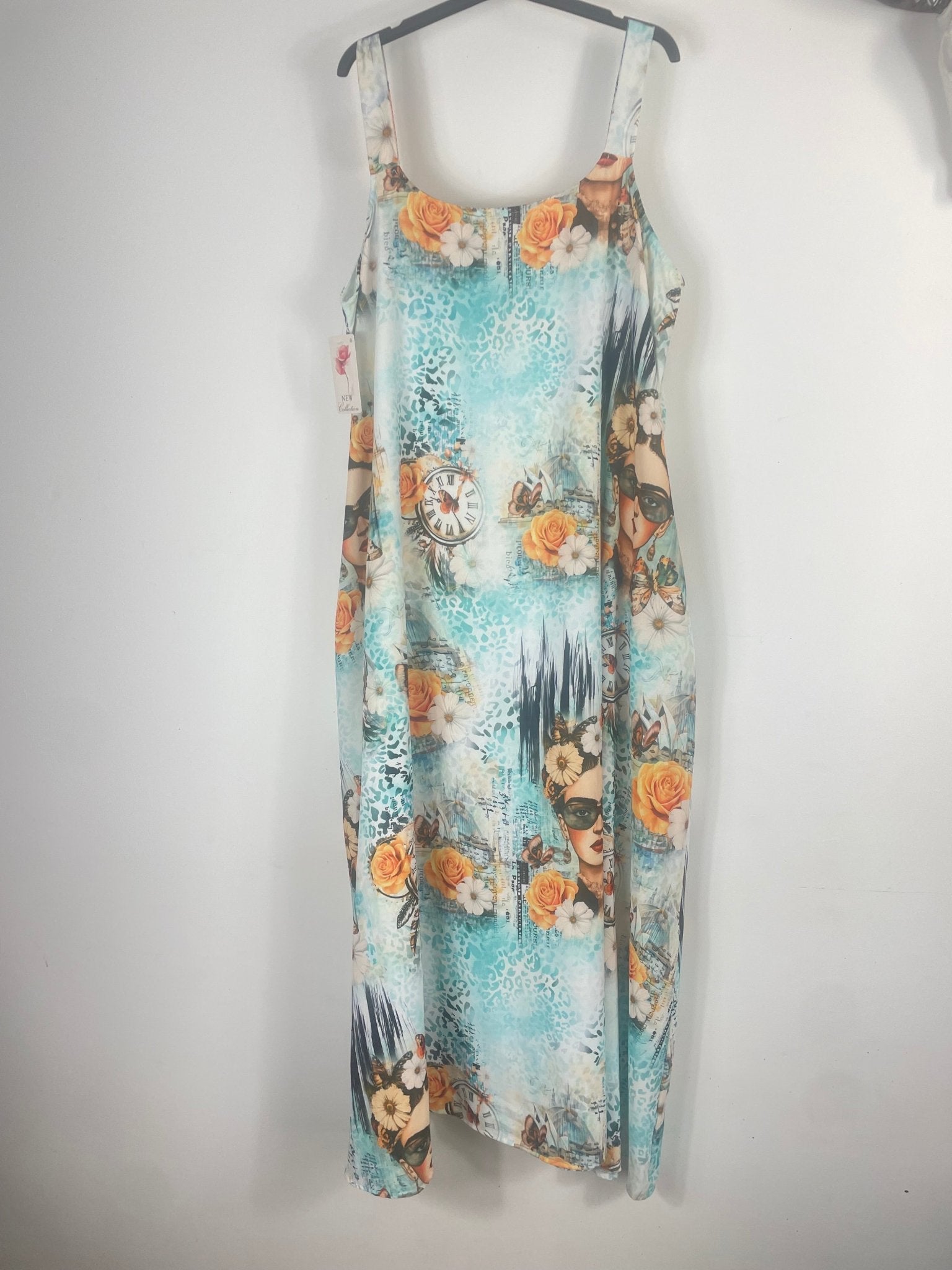 Robe longue Frida Azura femme vue de dos avec imprimé artistique bleu et motif Frida