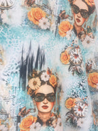 Détail de l’imprimé Frida sur la robe longue Azura avec fleurs orangées et fond bleu