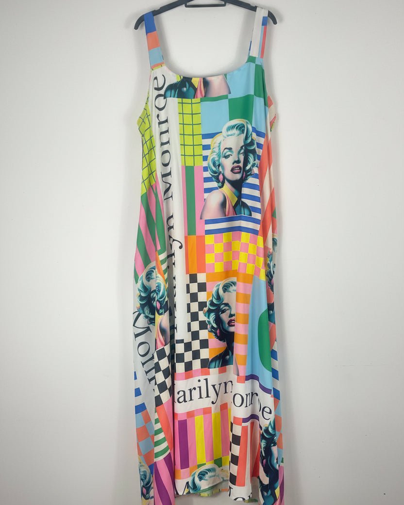 Robe longue Marilyn Pop Art femme multicolore avec imprimé graphique et portraits style pop art vue de face