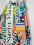 Détail du motif coloré graphique style pop art de la robe longue Marilyn