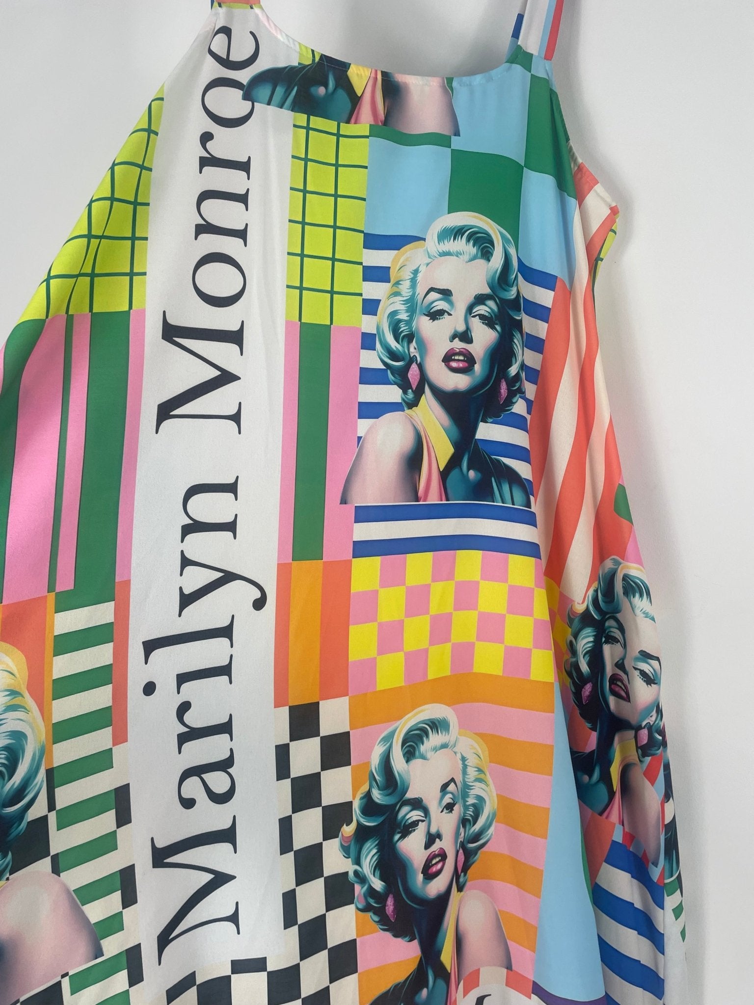 Détail du motif coloré graphique style pop art de la robe longue Marilyn