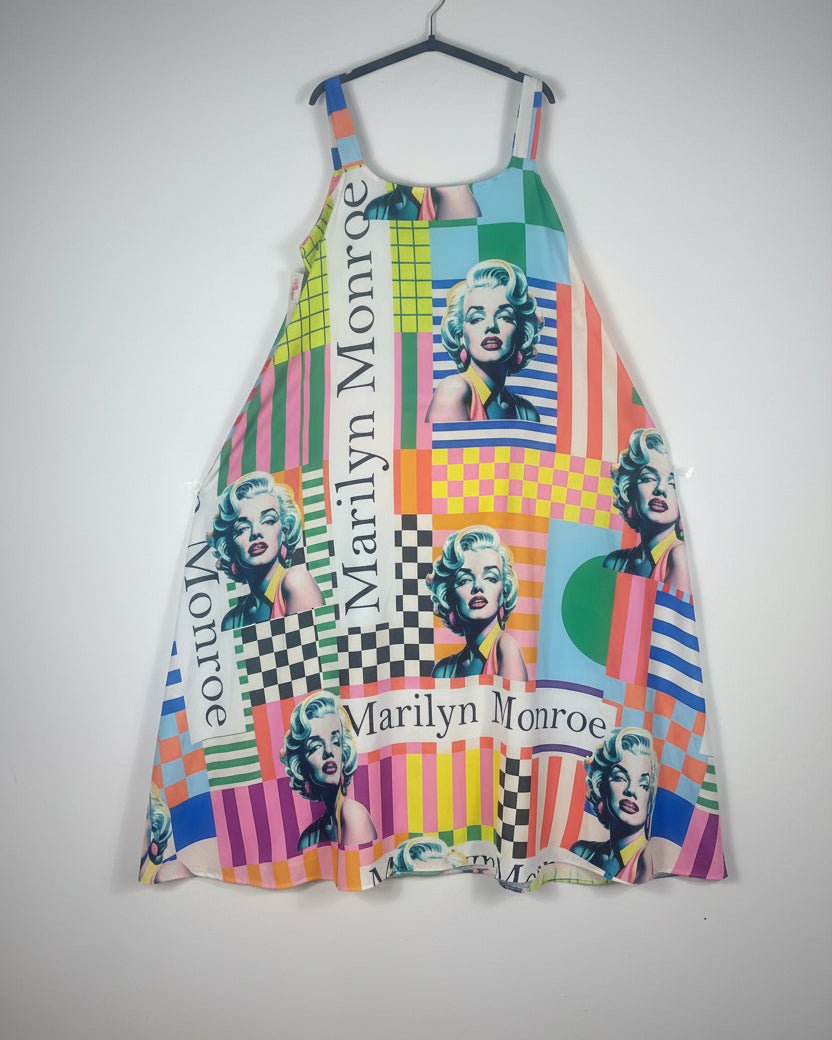 Détail de l’imprimé Marilyn style pop art sur robe longue multicolore
