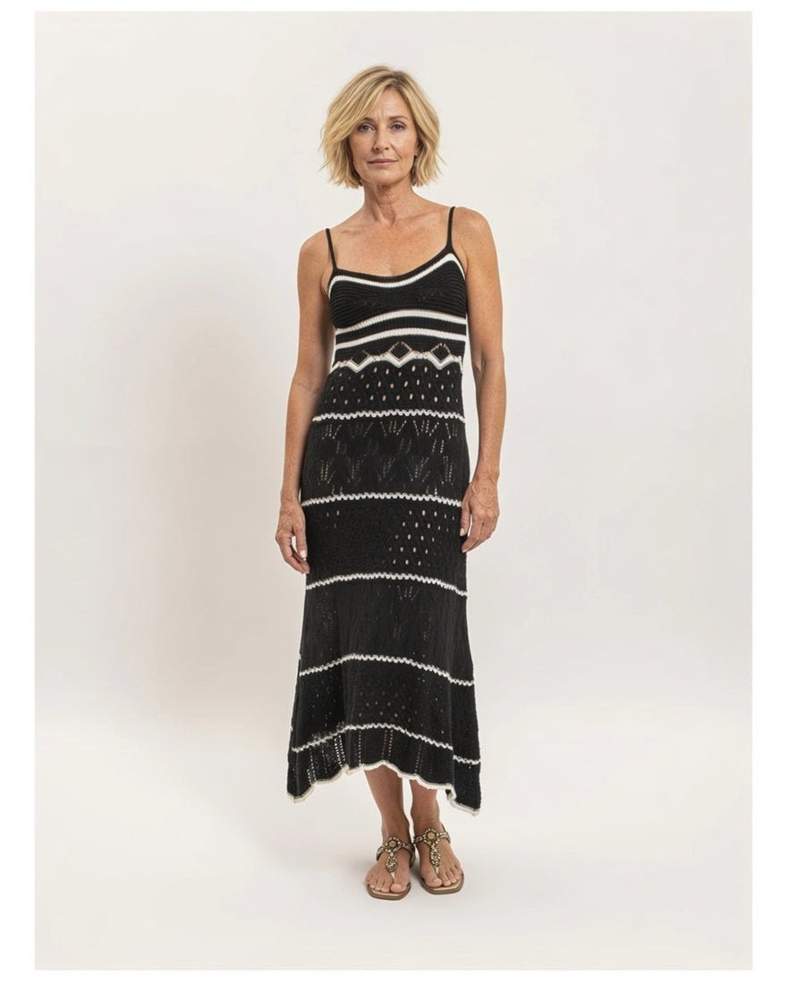 Robe longue Naïa noire en maille ajourée, vue portée