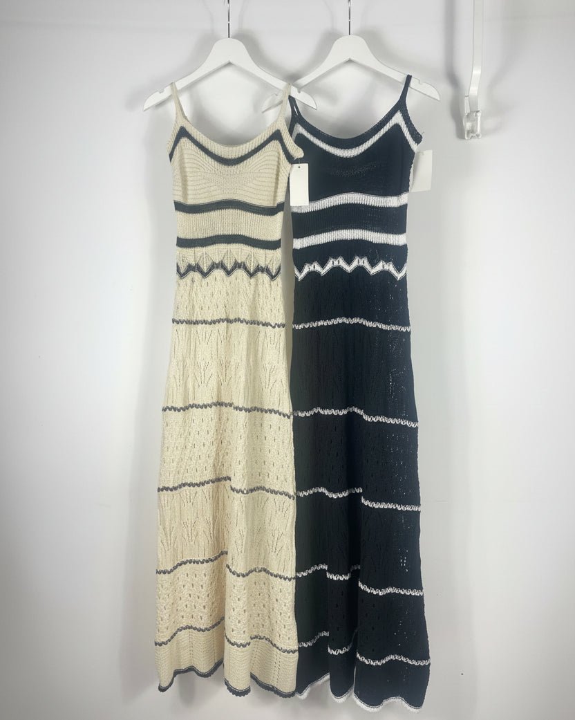Robes longues Naïa écrue et noire, vues sur cintre