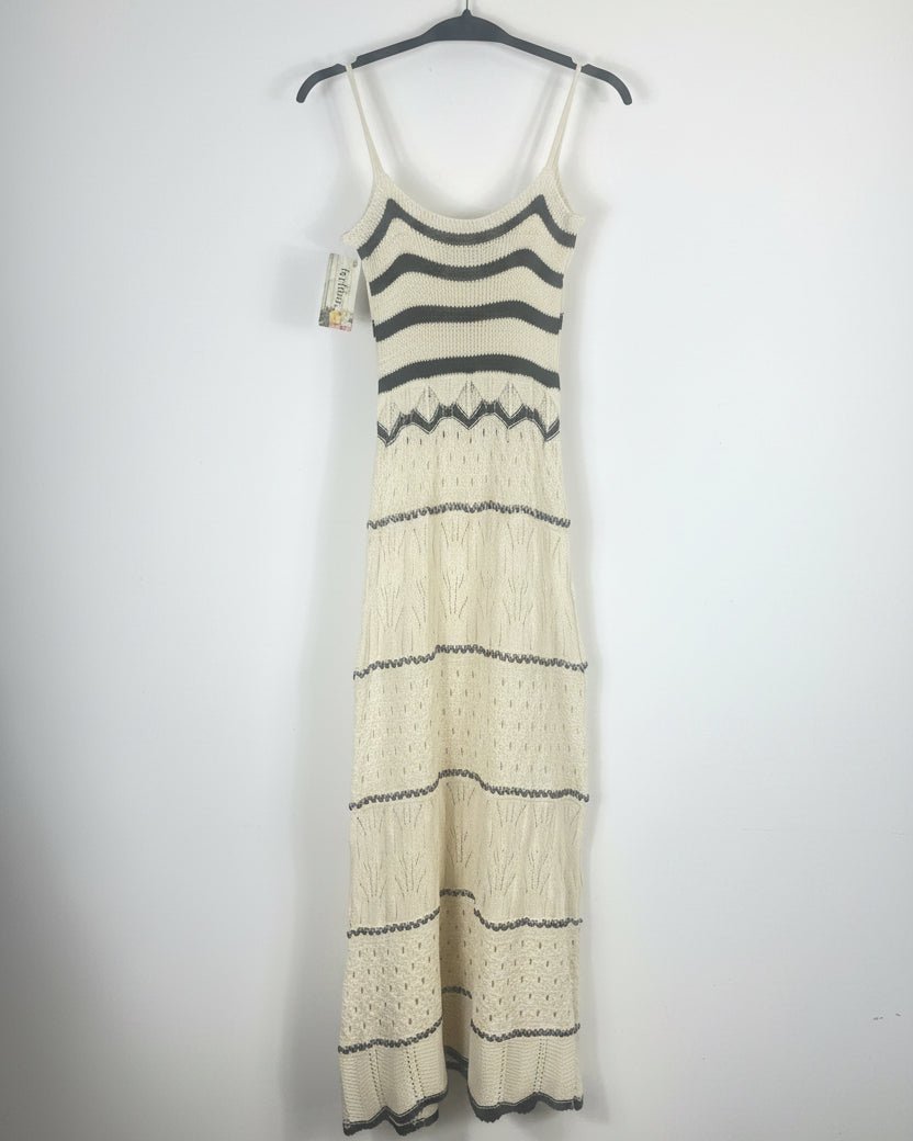 Robe longue Naïa écrue, vue de dos sur cintre