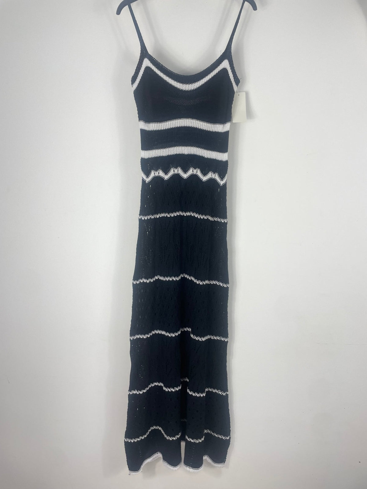 Robe longue Naïa noire à rayures claires, vue de face