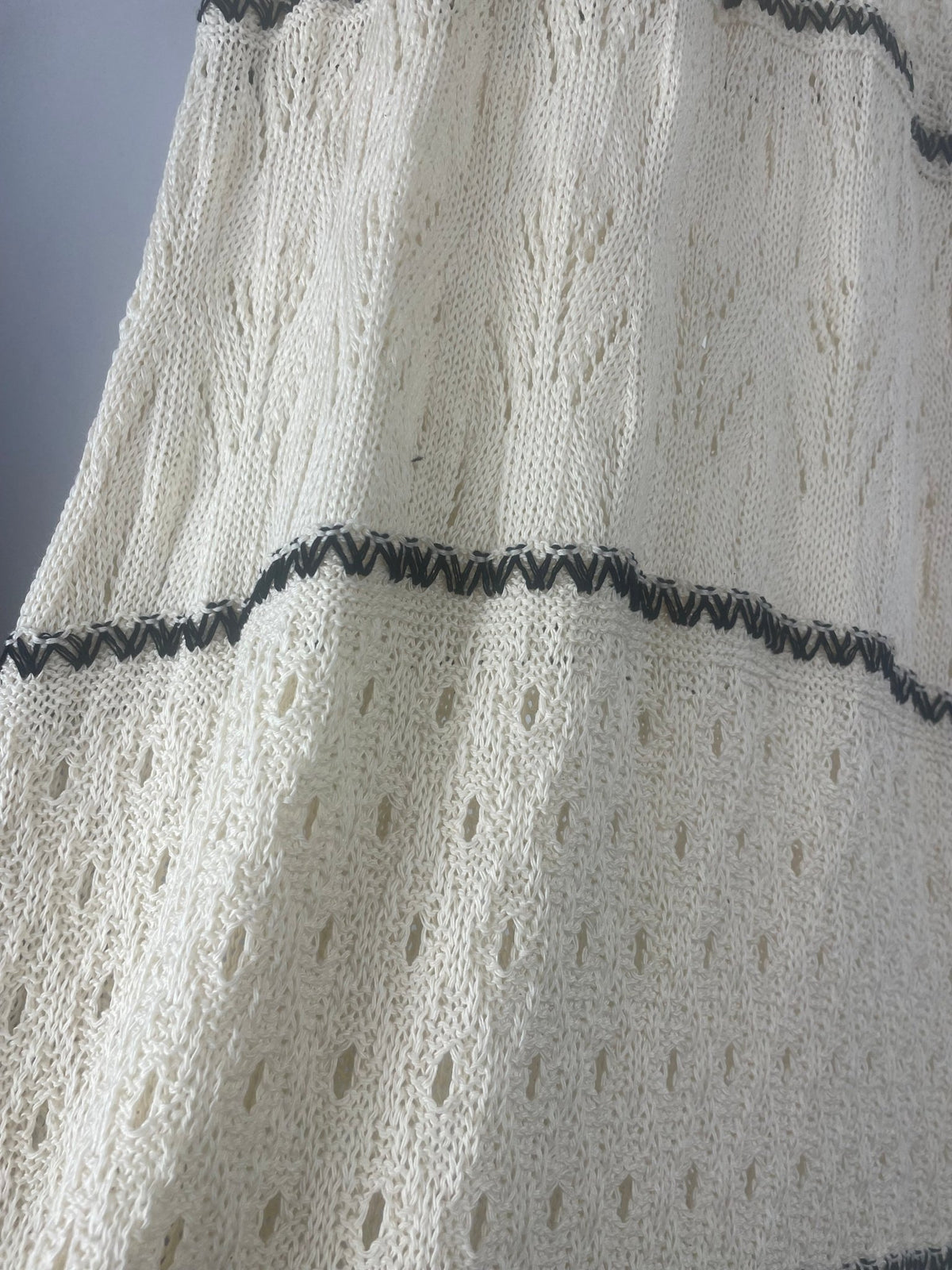 Détail complémentaire de la maille de la robe Naïa