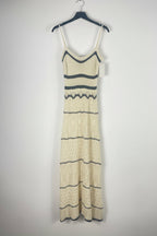 Robe longue Naïa écrue en maille ajourée avec fines bretelles et rayures contrastées, vue de face