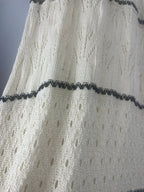 Détail de la maille ajourée de la robe longue Naïa en coton et acrylique