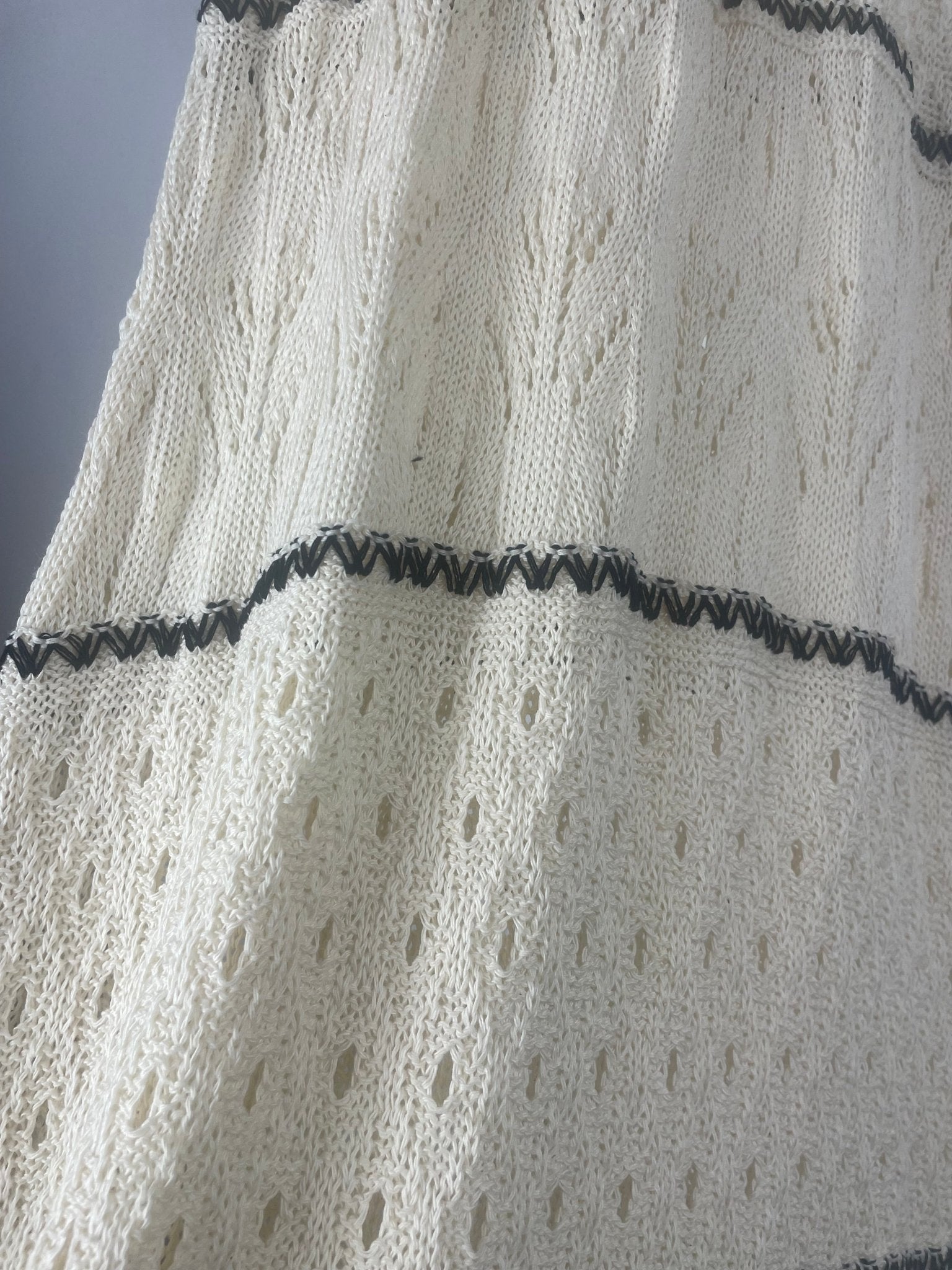 Détail de la maille ajourée de la robe longue Naïa en coton et acrylique