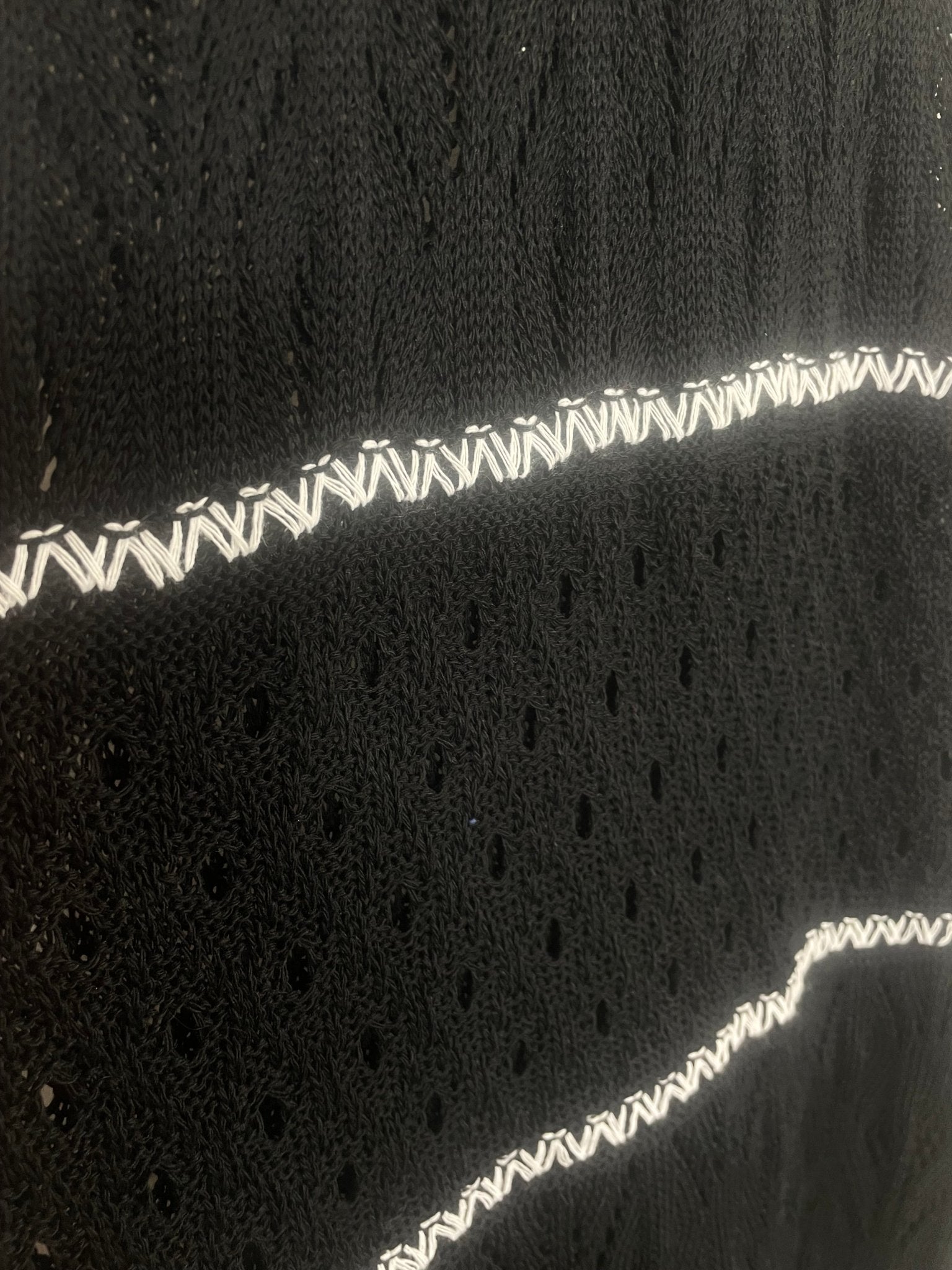 Détail de la maille ajourée de la robe longue Naïa en coton et acrylique