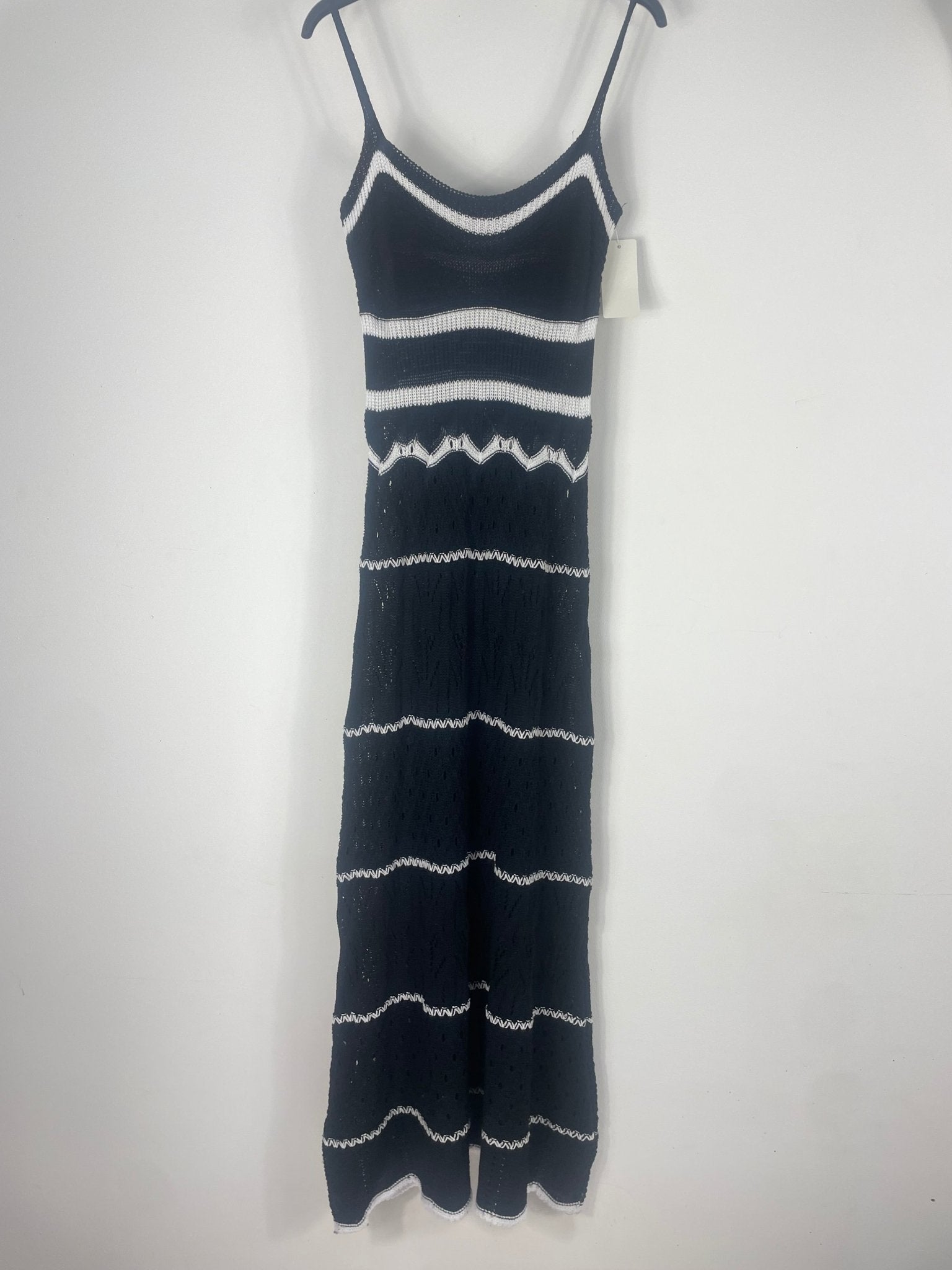 Robe longue Naïa noire en maille ajourée avec fines bretelles et rayures claires, vue de face