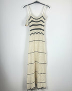 Robe longue Naïa écrue en maille ajourée avec fines bretelles et rayures contrastées, vue de dos sur cintre