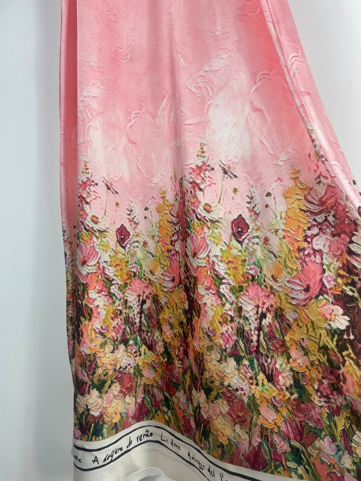 Robe longue Salomé : détail de l’imprimé fleuri sur le coloris rose