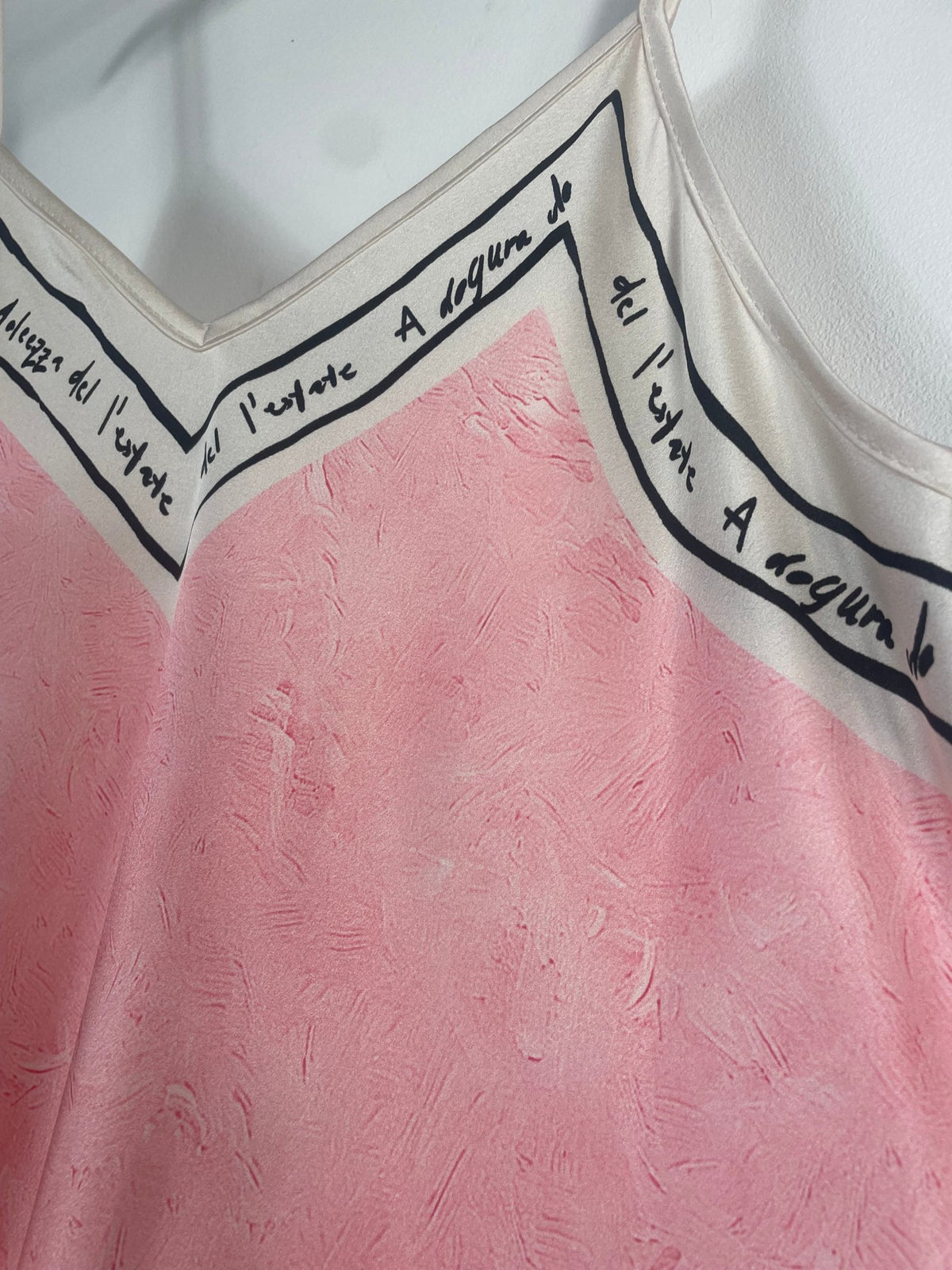 Robe longue Salomé : détail du col V et des fines bretelles