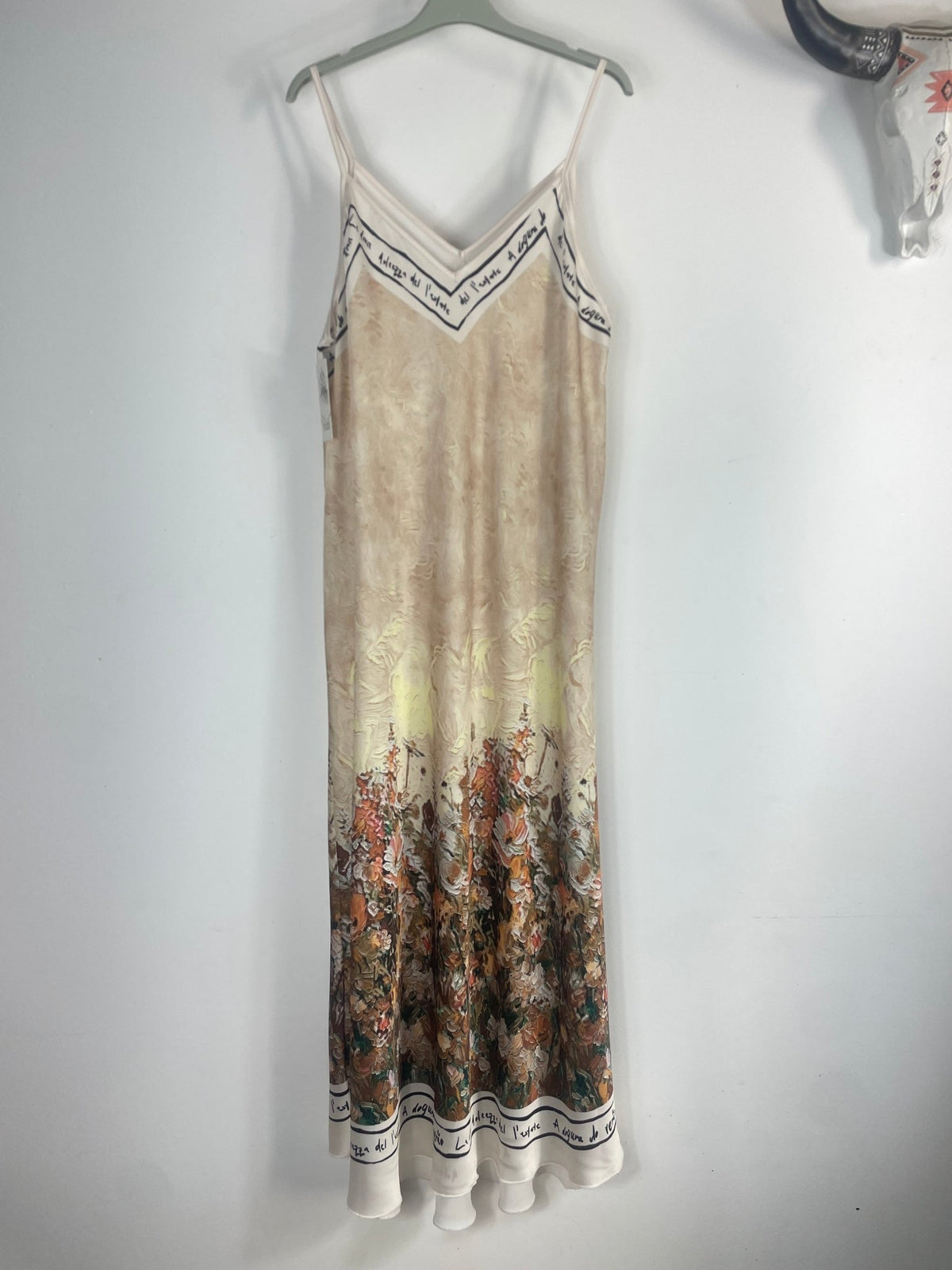 Robe longue Salomé champagne satinée, vue sur cintre