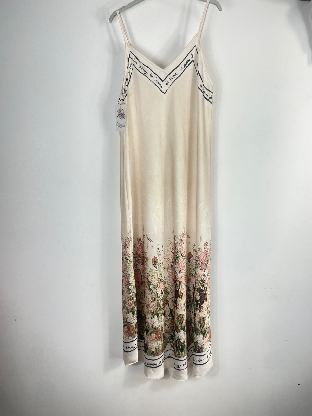 Robe longue Salomé écrue avec col V et bas fleuri