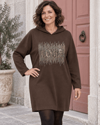 Robe-sweat LOVE chocolat à capuche et strass portée de face