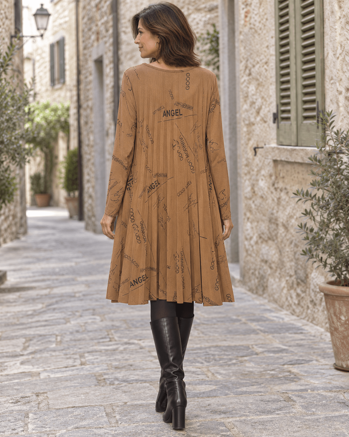 Dos imprimé et coupe évasée de la robe Lyria camel
