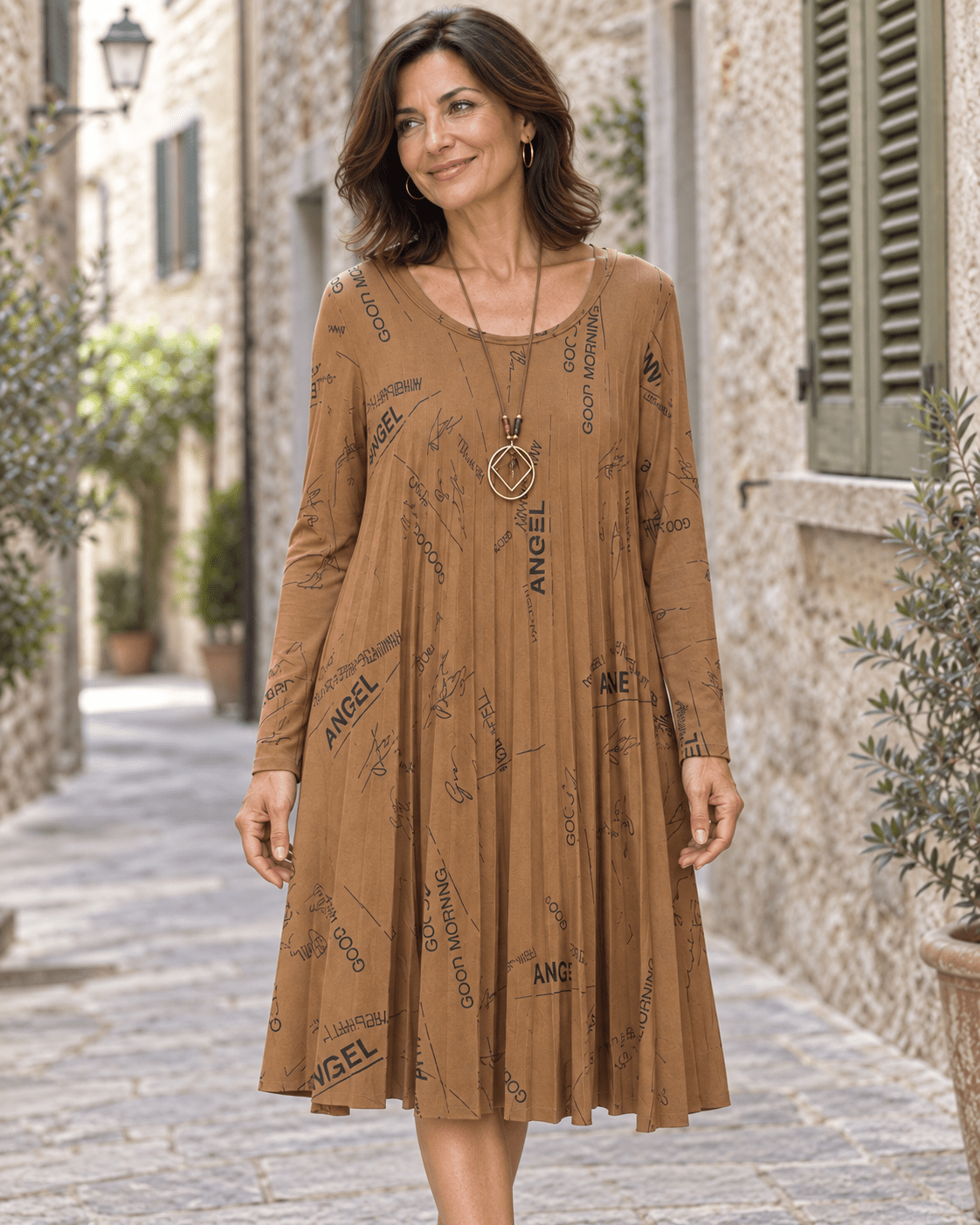 Robe Lyria camel à imprimé graphique et sautoir portée de face