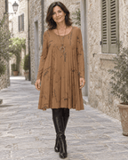 Silhouette entière en robe Lyria camel et bottes noires