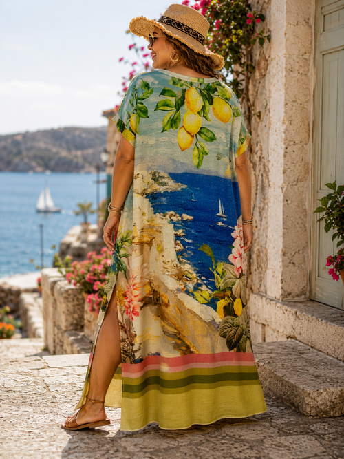 Vue dos d’une robe longue fluide imprimé paysage marin et citrons avec fente côté portée par une femme ronde style bohème chic