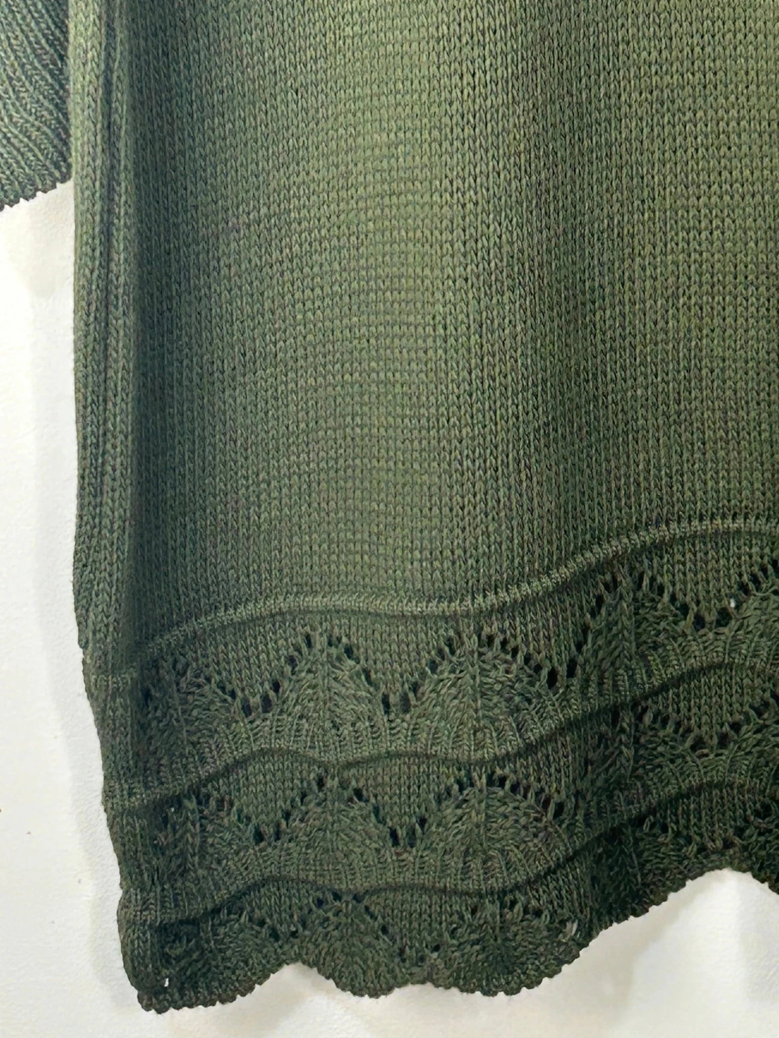 Détail du bas ajouré de la robe-pull AMOUR