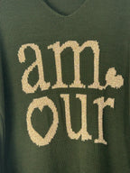 Détail du message AMOUR sur la robe-pull