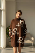 Robe pull col roulé chocolat vue de dos – coupe oversize flatte silhouette
