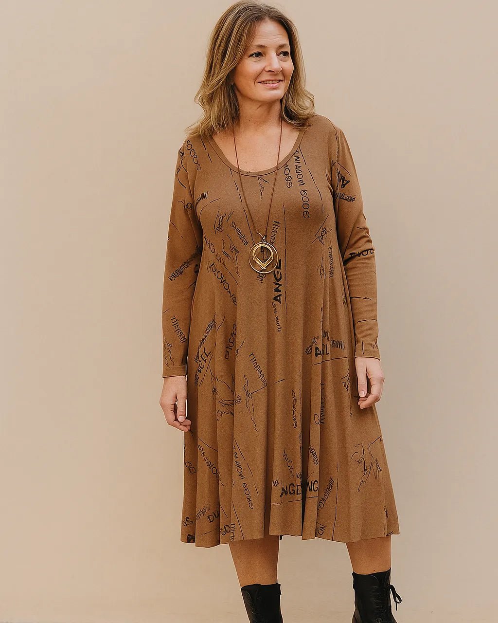 Robe-pull Lyria camel à imprimé graphique