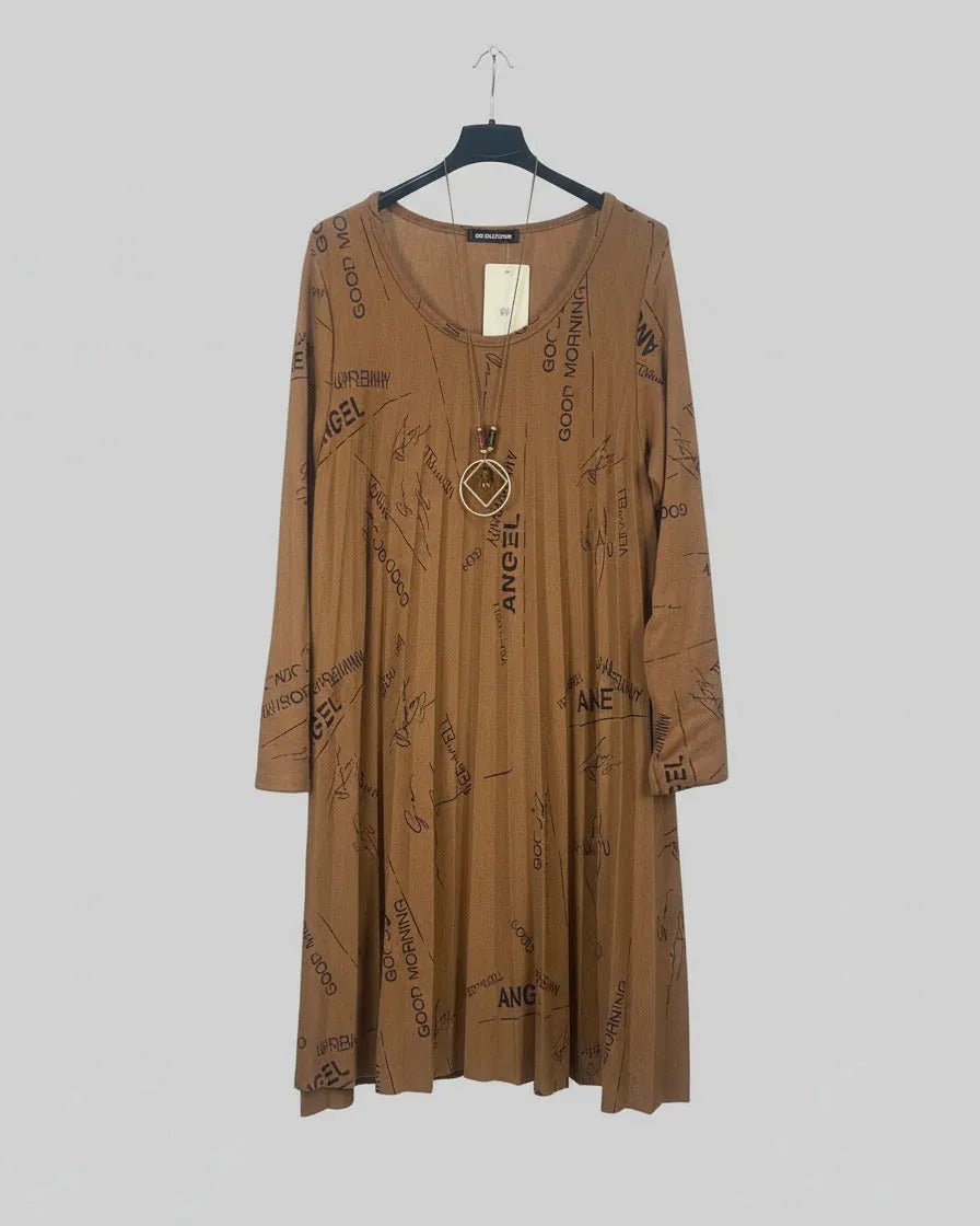 Robe-pull Lyria camel avec sautoir assorti