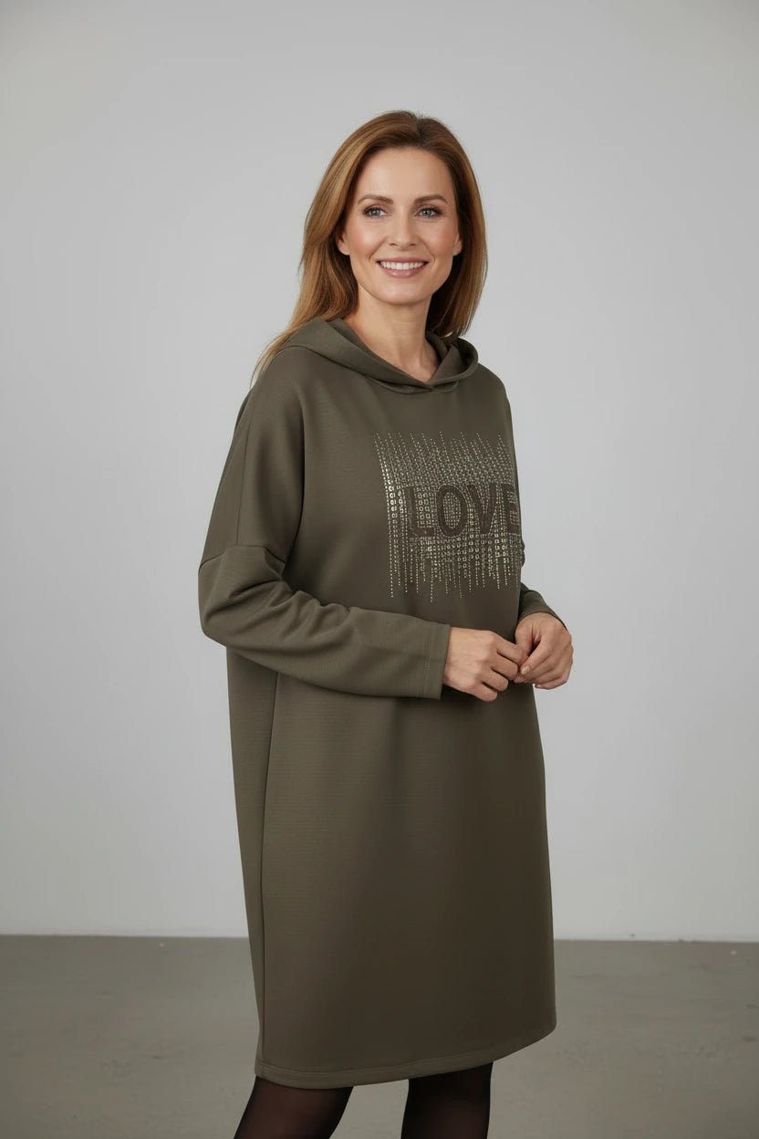 Robe-sweat LOVE taupe à capuche, vue portée