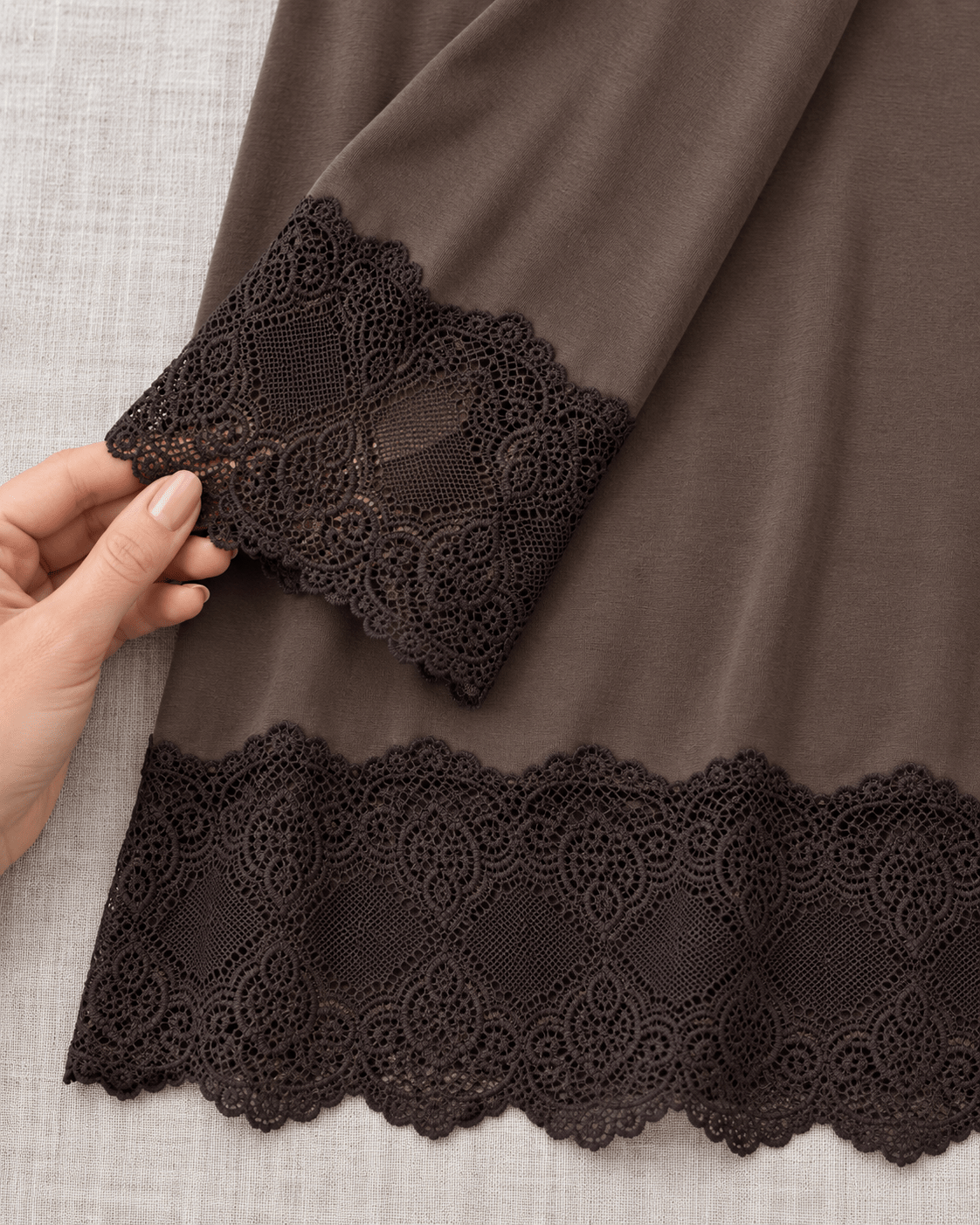 Détail des poignets et du bas en dentelle sombre du Rouleau chocolat