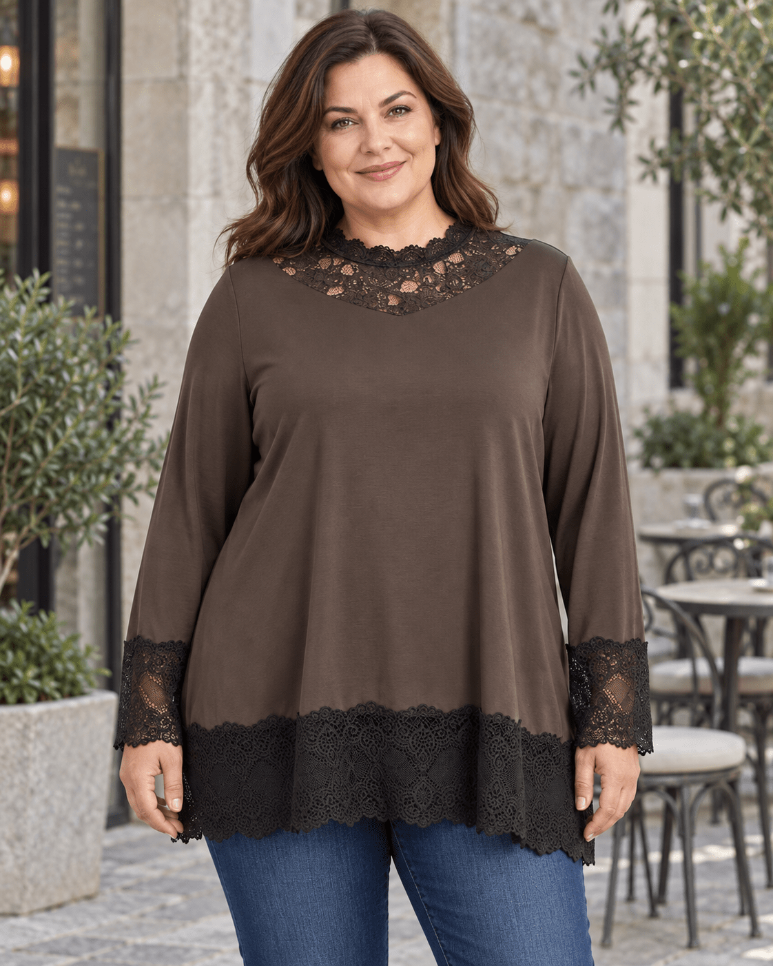 Rouleau Dentelle Col chocolat porté sur une silhouette pulpeuse avec un jean