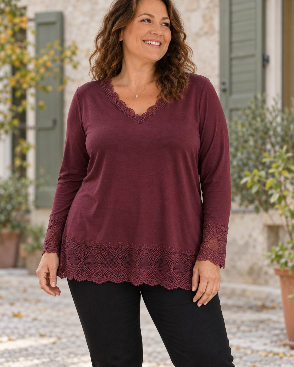 Eva portant le rouleau sous-pull lie de vin en grande taille, col V et finitions en dentelle