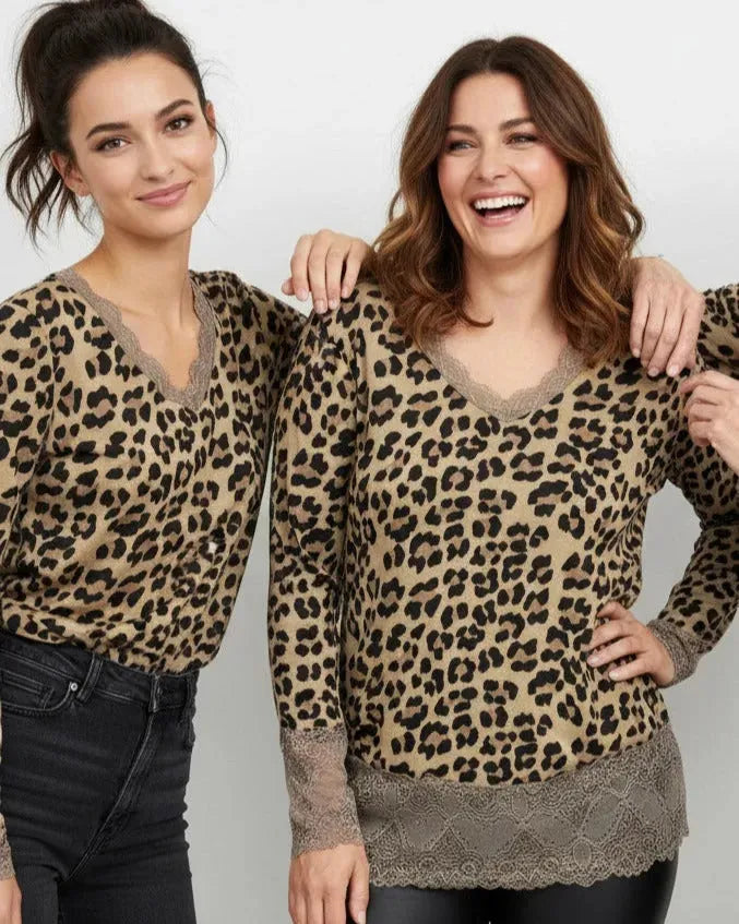 Rouleau Léopard Dentelle camel porté par deux femmes, finitions en dentelle beige