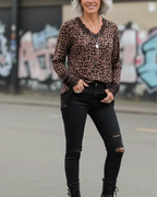 Rouleau Léopard Dentelle chocolat porté avec pantalon noir, col V et poignets en dentelle