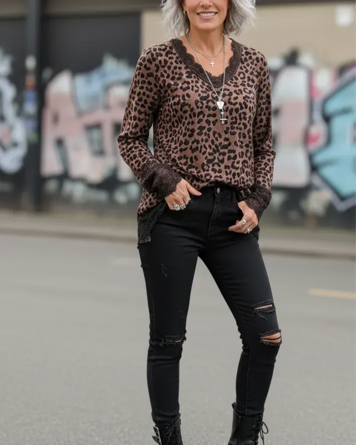 Rouleau Léopard Dentelle chocolat porté avec pantalon noir, col V et poignets en dentelle