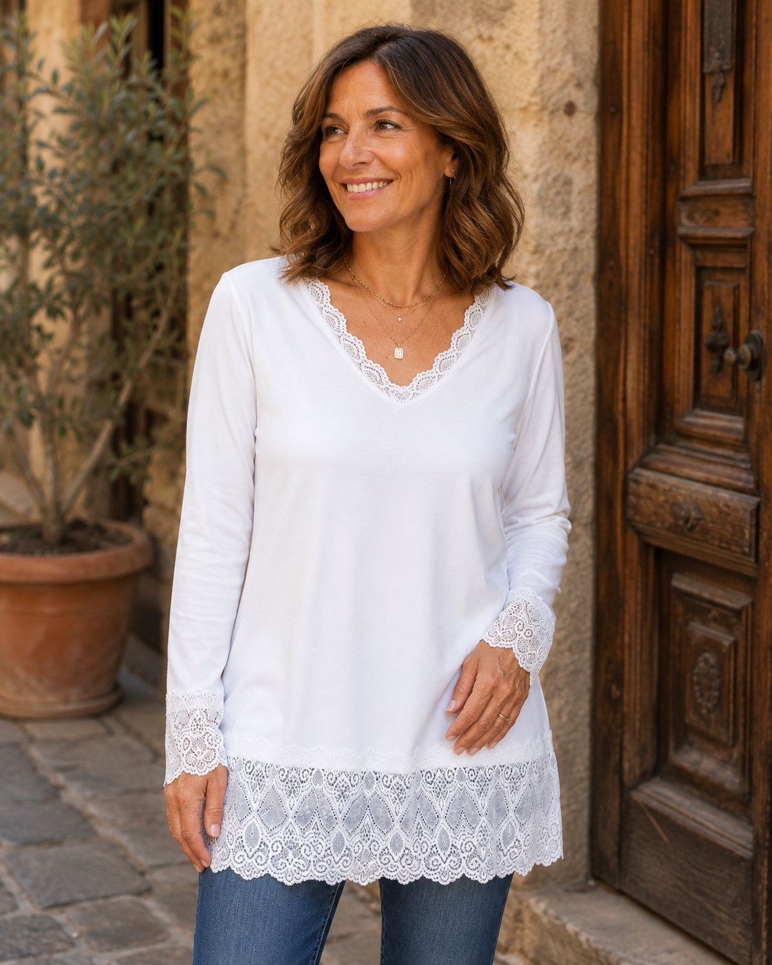 Sous-pull dentelle femme blanc à col V avec dentelle ton sur ton aux poignets et au bas