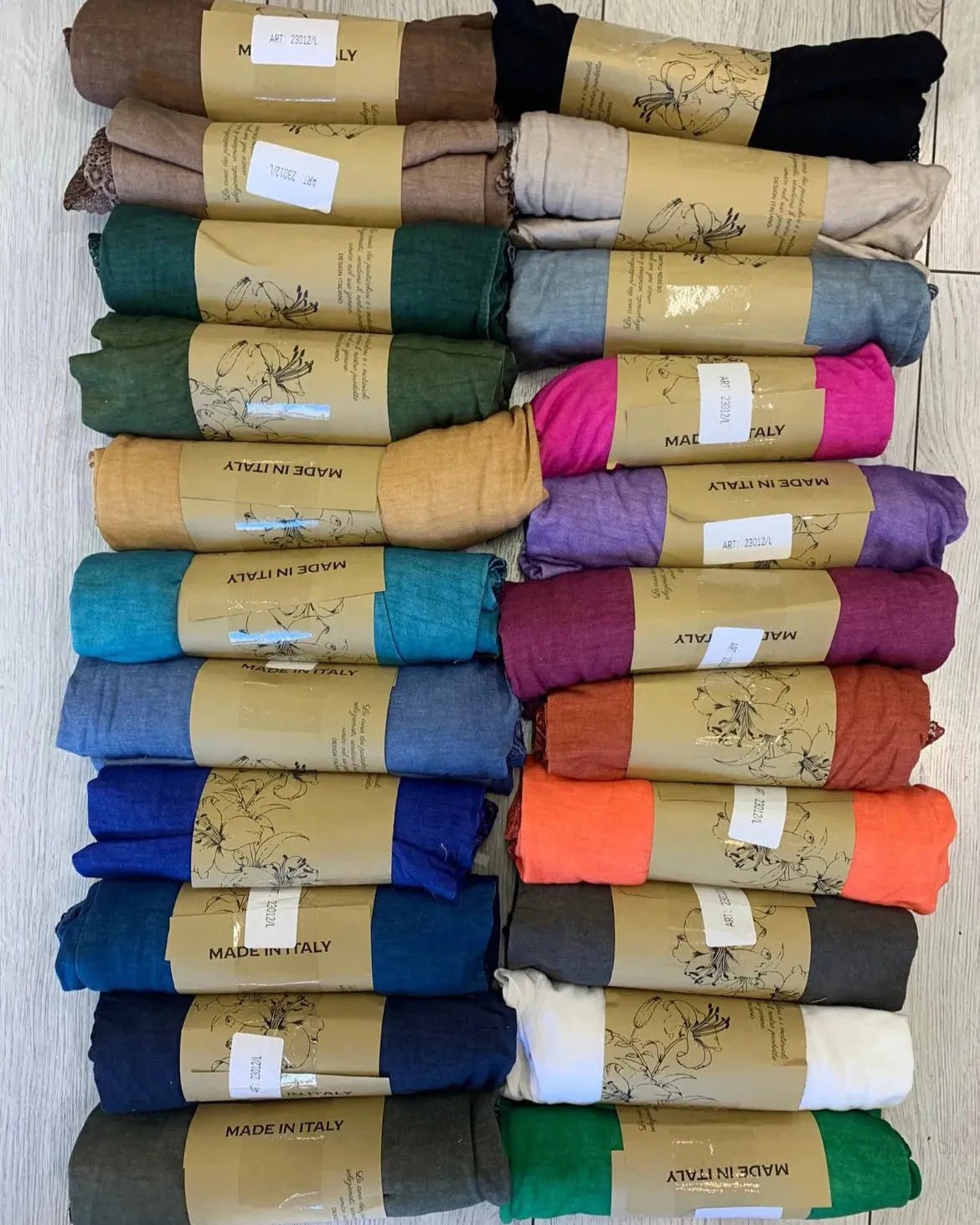Détail du sous-pull femme à col V et finitions en dentelle