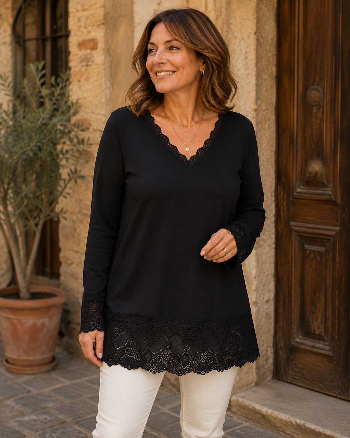 Sous-pull dentelle femme noir à col V avec dentelle ton sur ton aux poignets et au bas