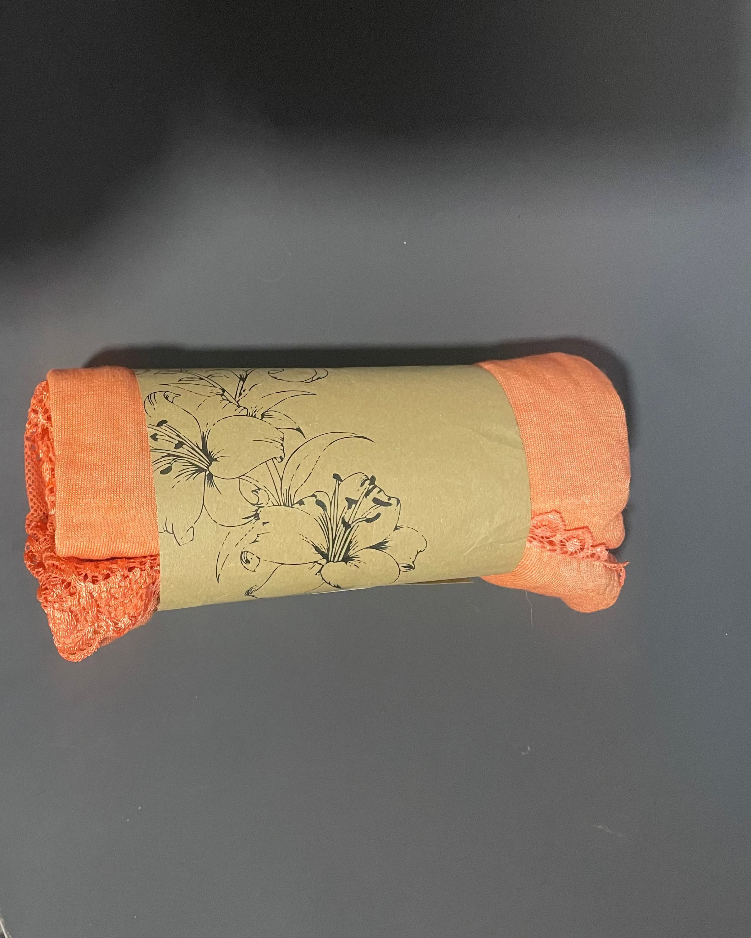 Sous-pull dentelle femme orange à col V avec dentelle ton sur ton
