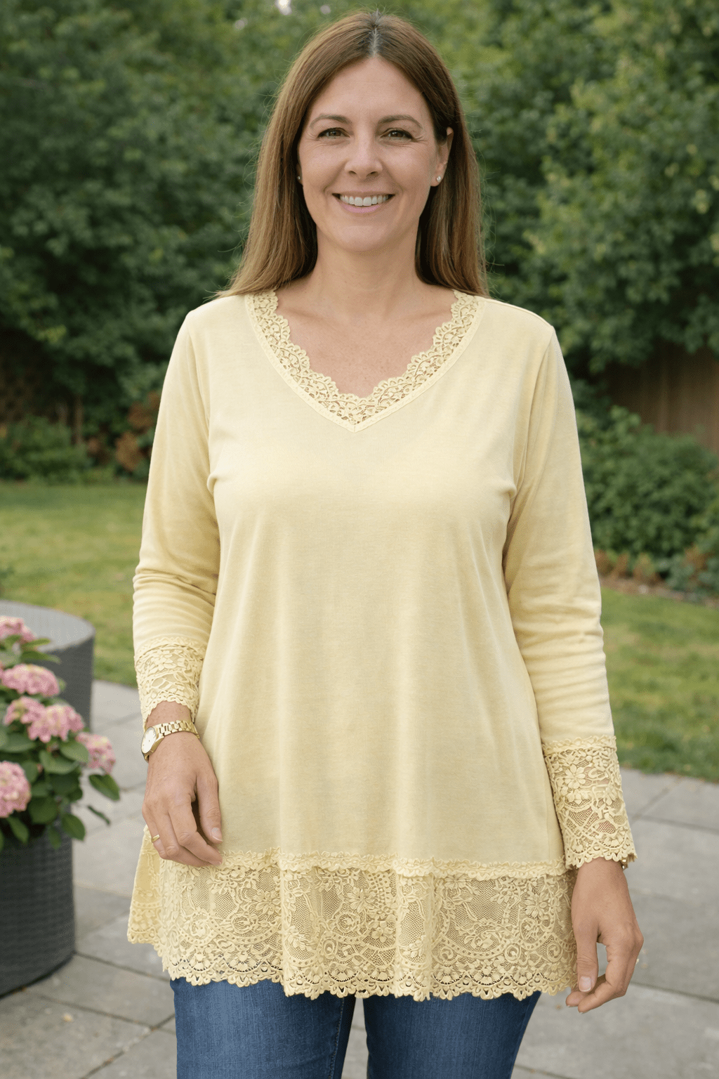 Sous-pull femme dentelle jaune col V chic et confortable