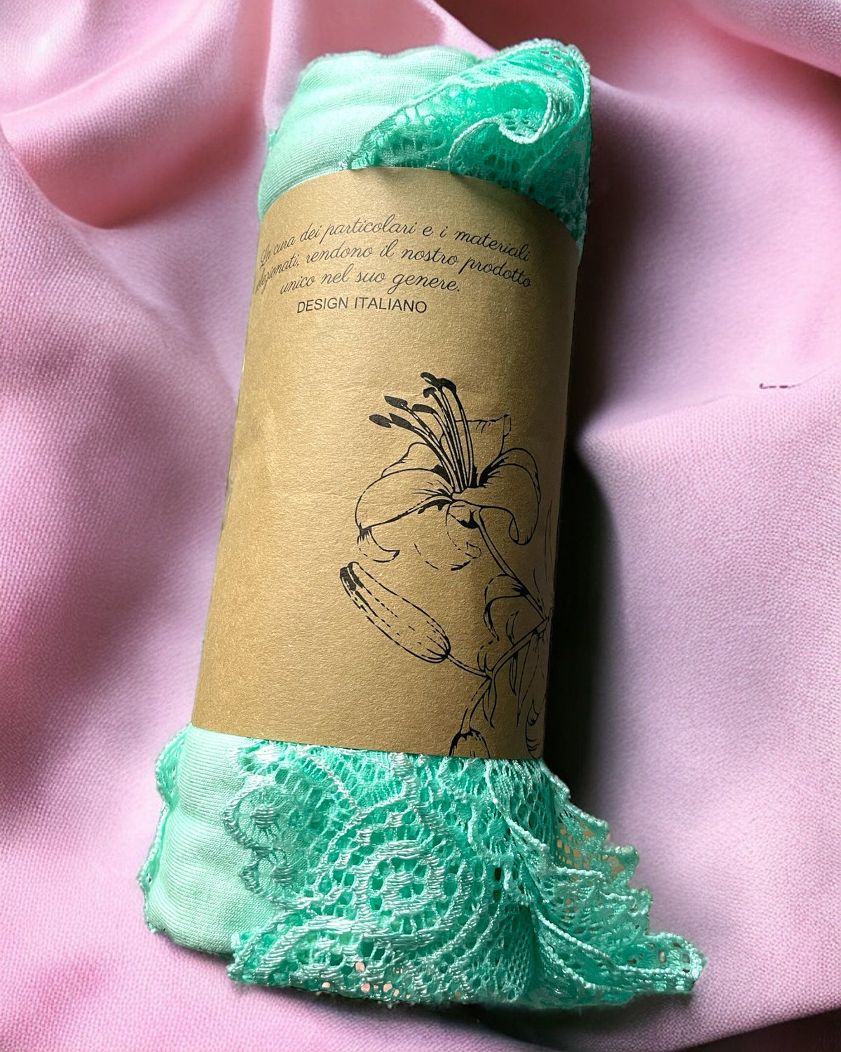 Sous-pull dentelle femme vert d’eau à col V avec dentelle ton sur ton