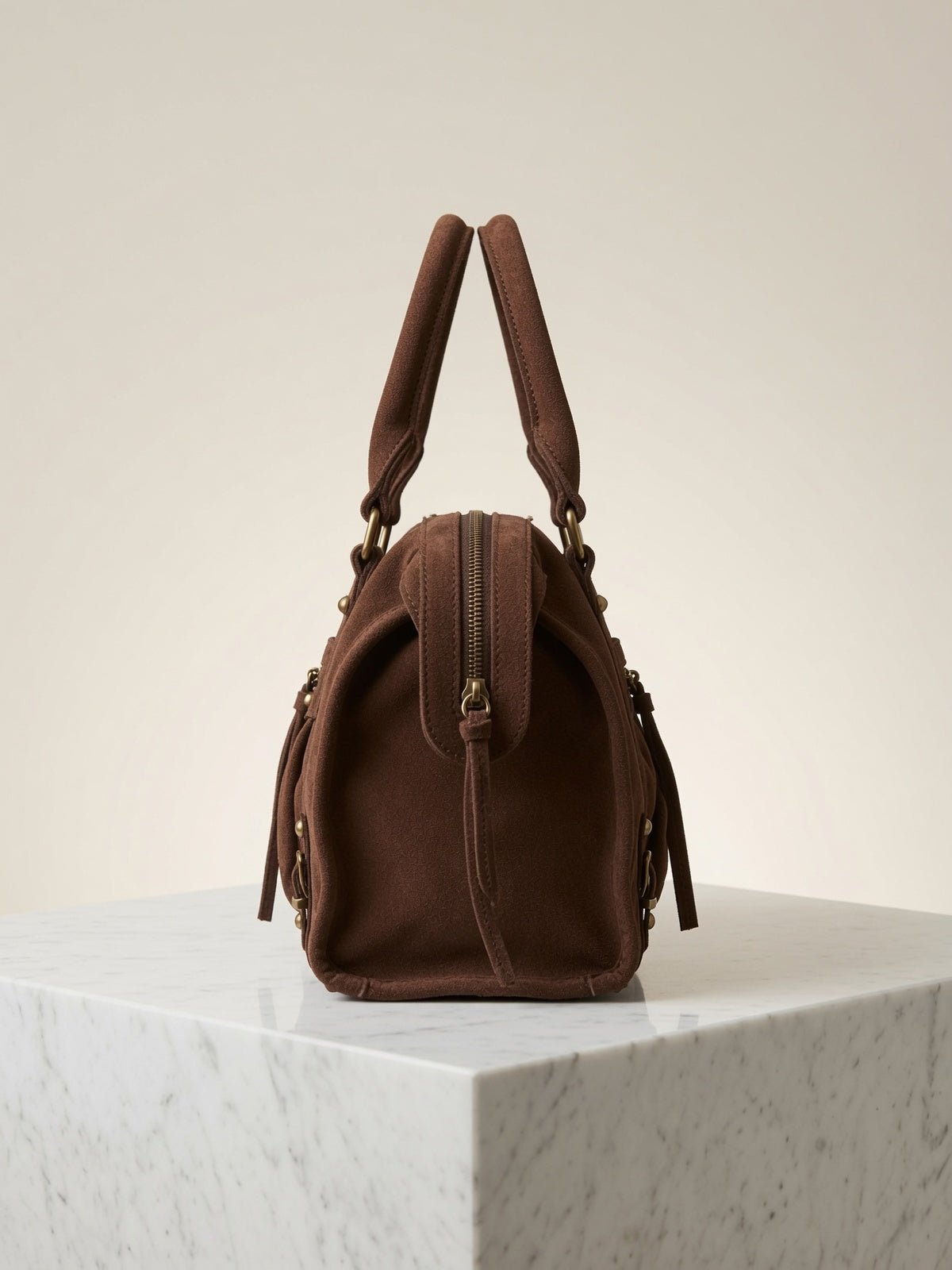 Sac Andréa Massi chocolat effet daim, vue de profil