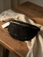 Sac banane bohème brodé noir effet crochet posé sur bois brut, fermeture éclair dorée – Mam's Ailes