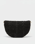 Dos du sac banane bohème brodé noir effet crochet, anneaux dorés, fond gris – Mam's Ailes