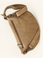 Dos du sac Serpente beige avec poche zippée et mousquetons de bandoulière, photo retouchée.