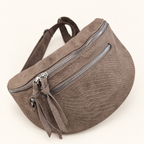Sac banane Serpente chocolat avec zips argentés et bandoulière assortie, photo retouchée sur fond clair.